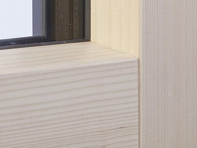 Innenseite Fensterecke "Longlife Win" mit Fokus auf flächenversetztes Holz