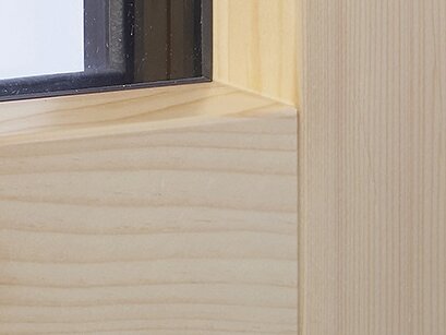 Innenseite Fensterecke "NATURAL PLUS" mit Fokus auf Holzrahmen