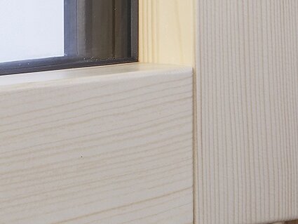 Innenseite Fensterecke "Longlife Longlife IN-DESIGN" mit Fokus auf flächenbündiges Holz